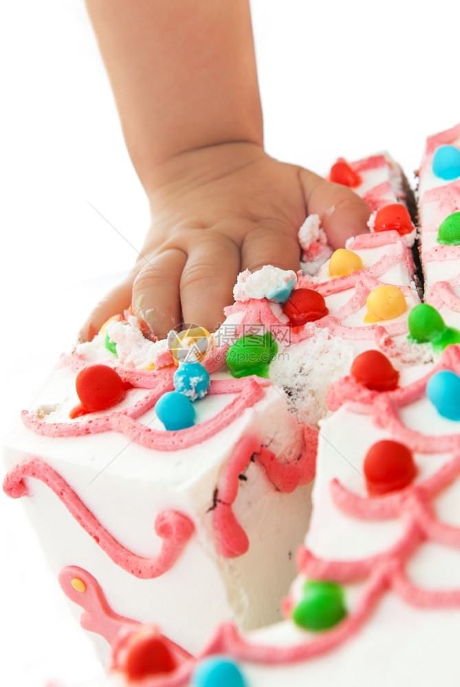 可选择的俏皮肮脏女婴用手指摸着生日蛋糕然后用手指摸着蛋糕图片