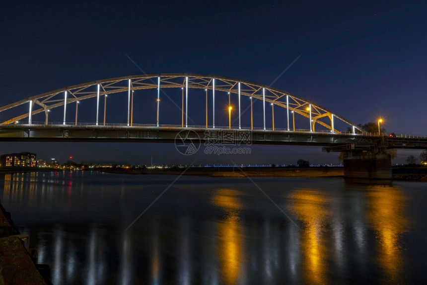 建造河边代文特荷兰Deventer附近的IJssel河上的Wilhelmina桥夜间图片