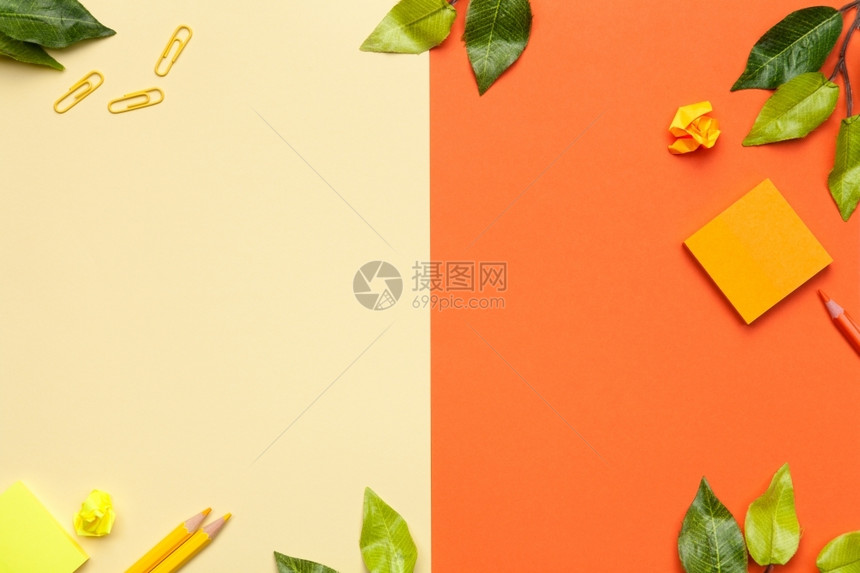 极简主义最小的纸黄色和橙背景叶子的办公附件最小样式平板整面复制空间图片