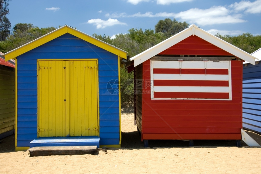 海滨澳大利亚维多州墨尔本Brighton海滩上的棚排明亮图片