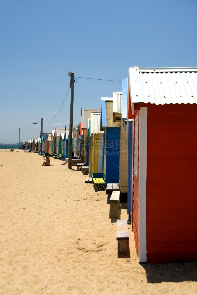 明亮的蓝色澳大利亚维多州墨尔本Brighton海滩上的棚明尼斯图片