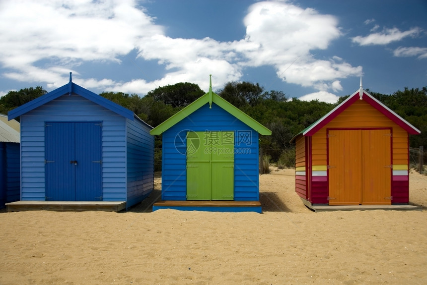 黄色的天空澳大利亚维多州墨尔本Brighton海滩上的棚颜色图片