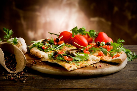 美食木板叉照片美味的素食披萨和木制桌上的花生酱图片