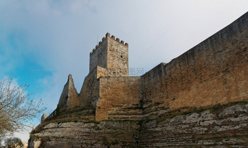 多云的锯齿意大利西里岛恩纳的CastellodiLombardia中世纪城堡历史图片