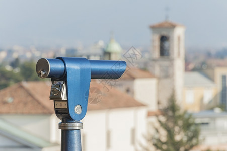 观众城市的街道用于观光意大利城市Udine的Coin操作望远镜图片
