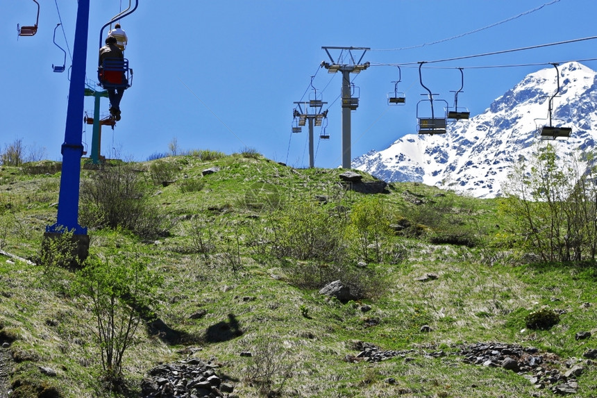 自然爬坡道树木高加索山脉上的人在电缆线椅子上图片