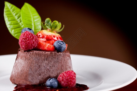 照片美味巧克力卷饼和浆果蛋糕静物叶子图片