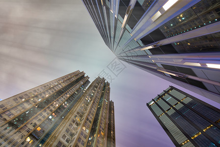 场景市中心对大都摩天楼的夜空中透视商业和公司概念假期图片