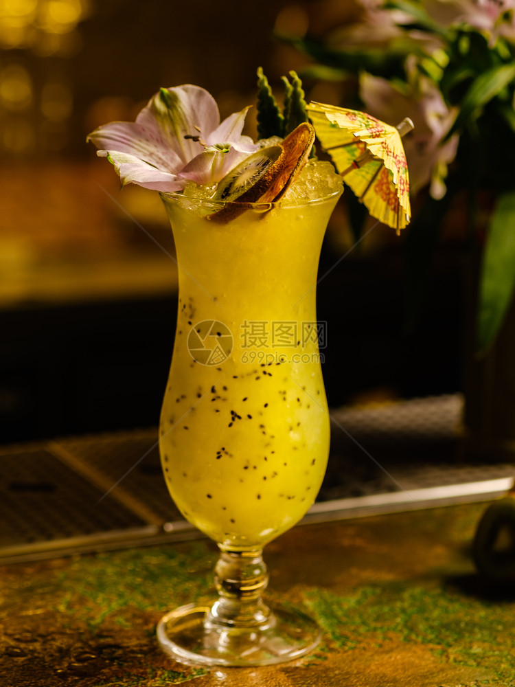 猕猴桃玛格丽塔新鲜热带鸡尾酒在吧有kiwi精非饮料派对图片