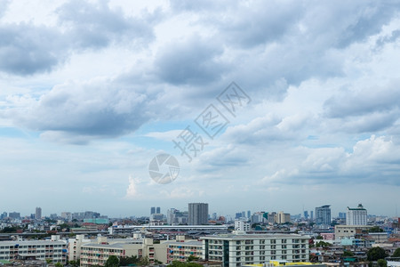 风景优美草场白天在曼谷的建筑物和高楼白天在曼谷的云空图片