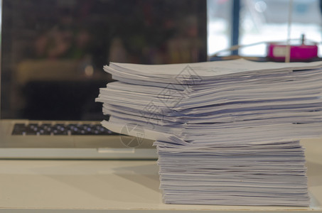 空白的管理将文件报告堆放在一个桌子上工作场所图片