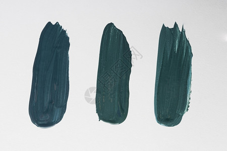 花朵种子身体高分辨率摄影平板制作了三个创造蓝油漆画笔纸表面质量高的照片在水面上印刷了3个有创意的蓝色画笔背景图片