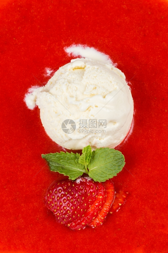 绿色红草莓汤加冰淇淋和薄荷叶捣碎甜的图片