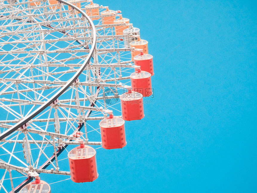 请享用玩蓝色天空背景的Ferris轮狂欢图片