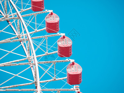 户外节日蓝色天空背景的Ferris轮乐趣图片
