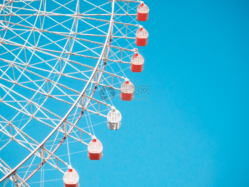 马戏团蓝色天空背景的Ferris轮旅行复古的图片