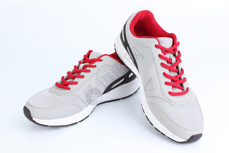 模型灰色的抽象白背景上带红蕾丝的灰运动鞋图片