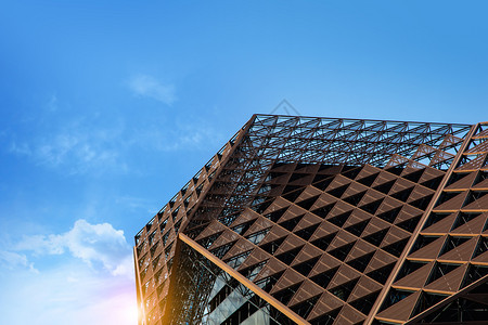 建筑上的现代碎片对着蓝天阳光明媚的日子建筑上现代碎片对着蓝天色的工业抽象背景图片
