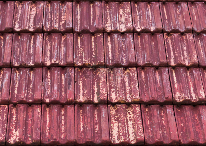 陶瓷制品结构体古老的和经风吹过红石屋顶在宏观特结中铺砖颜色淡出结构纹理背景红色的图片