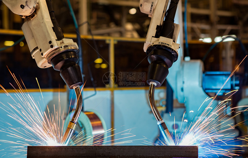 制造业建汽车工中的机器人焊接部分火花图片