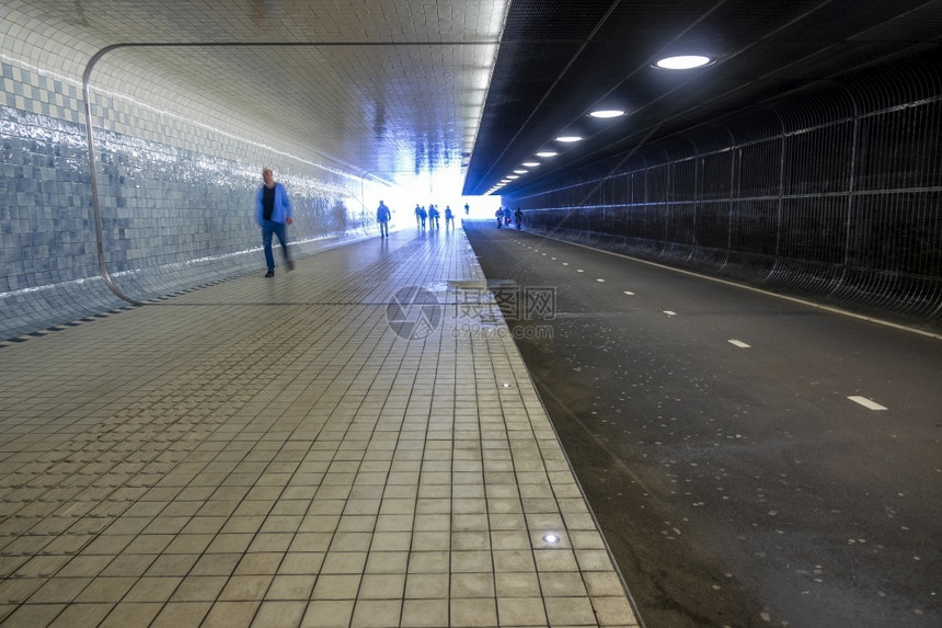 天花板车轮街道阿姆斯特丹中央车站下的荷兰隧道供行人和骑以及自行车者的人和骑自车者使用图片