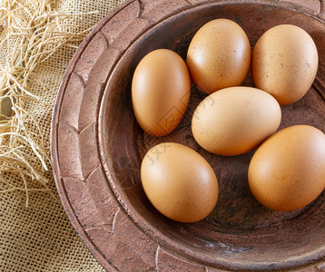 营养解雇涂漆铜板上6个鸡蛋在棕色麻布传统有机食品概念示范木制的图片