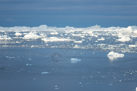 宽的Ilulissat周围格陵兰北极地貌的和冰山灰色的云图片