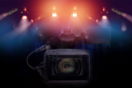 技术在电视演播室背景上挂着一套灯光的专业录相摄像设备麦克风环境图片