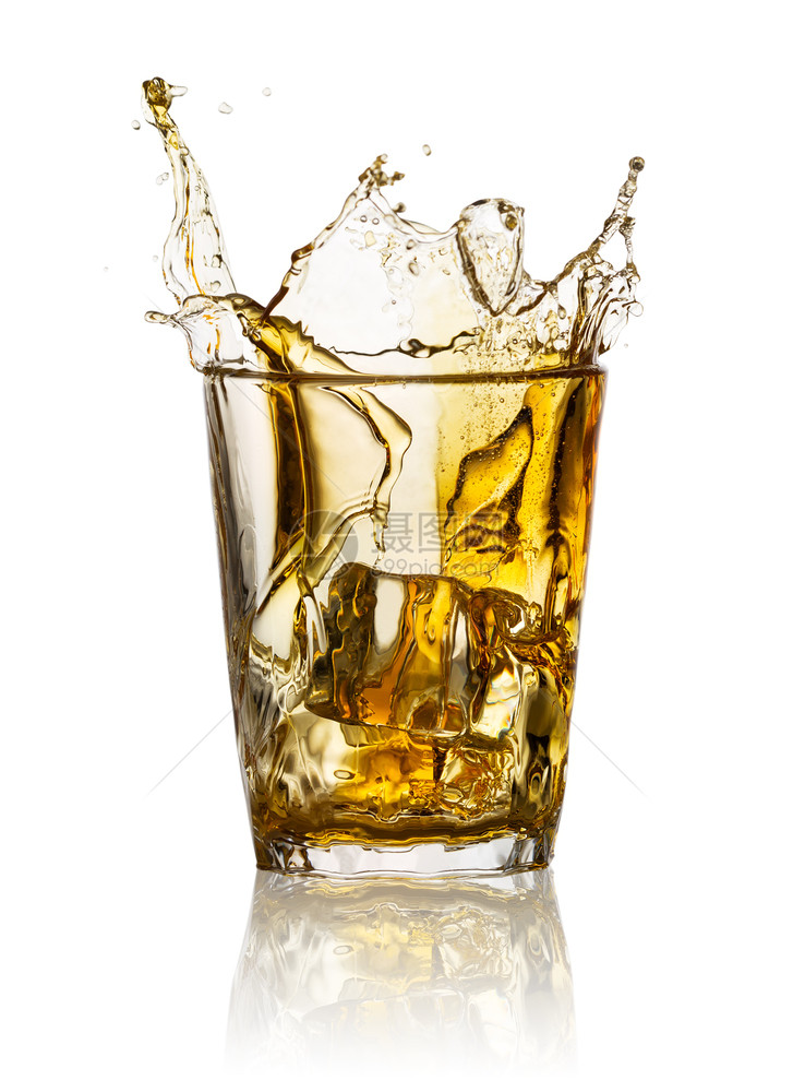 波旁酒喝在威士忌杯中喷洒孤立在白色背景上威士忌杯中喷洒松弛图片