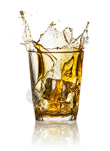 波旁酒喝在威士忌杯中喷洒孤立在白色背景上威士忌杯中喷洒松弛图片