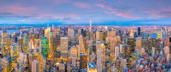 美国纽约市日落时曼哈顿天线的空中景象地标暮新的商业高清图片素材