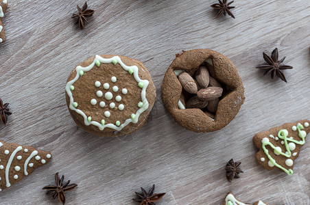 糖糕点季节圣诞自制的姜饼干在木板桌上图片