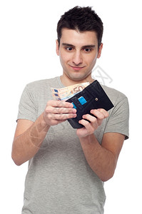 皮革震惊的年轻人看着自己的钱包带着和卡片在白色背景上被孤立他的成功图片