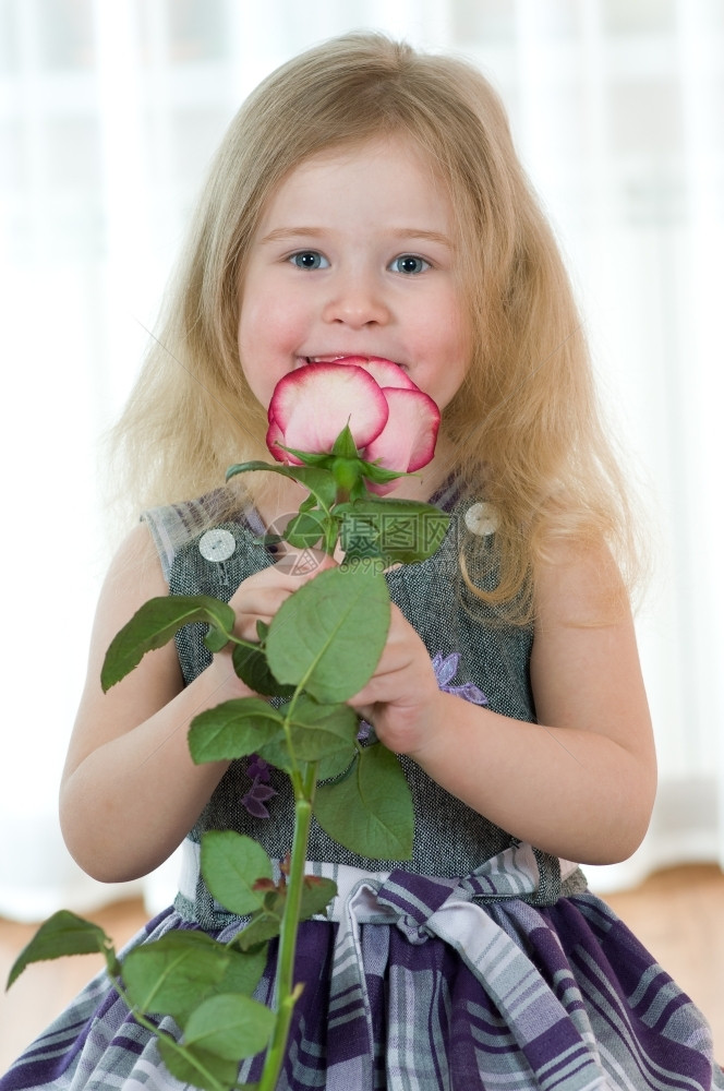 手拿鲜花的可爱小女孩图片