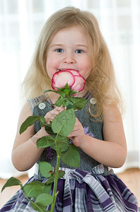 手拿鲜花的可爱小女孩图片