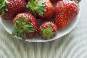 散射浆果红色的落在白板上草莓水果散落着成熟的草莓密闭图片