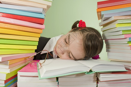 休息少女睡在书堆的上课累图片