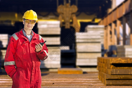 钢铁厂前面一个皮瘦的接线员肖像产品工程师在职的图片