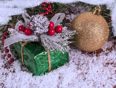包裹快乐的圣诞舞会雪中的礼物盒在卷轴树枝间传统的图片