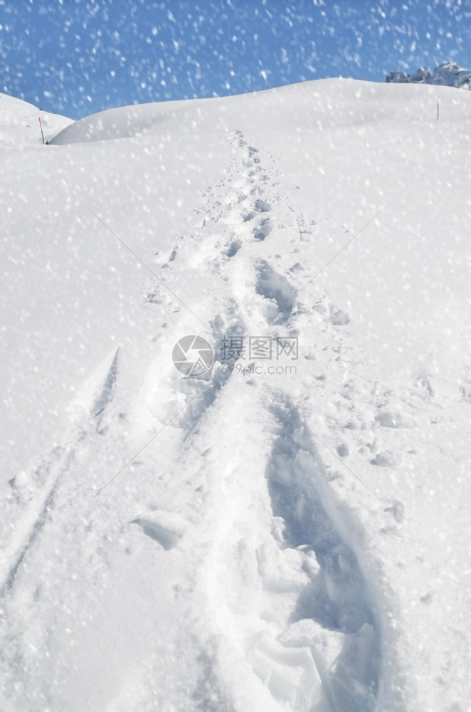 冬季雪地图片