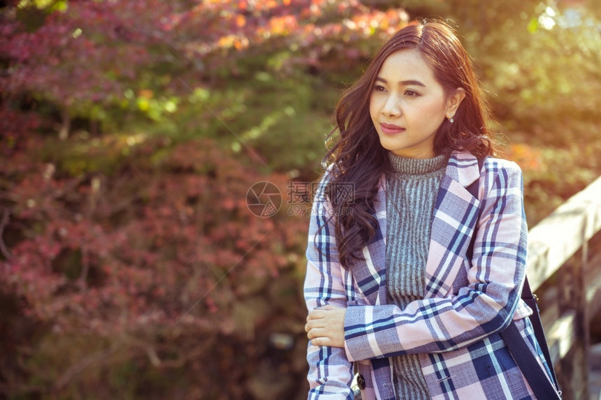 自然漂亮的季节秋天公园年轻亚洲女孩的肖像图片