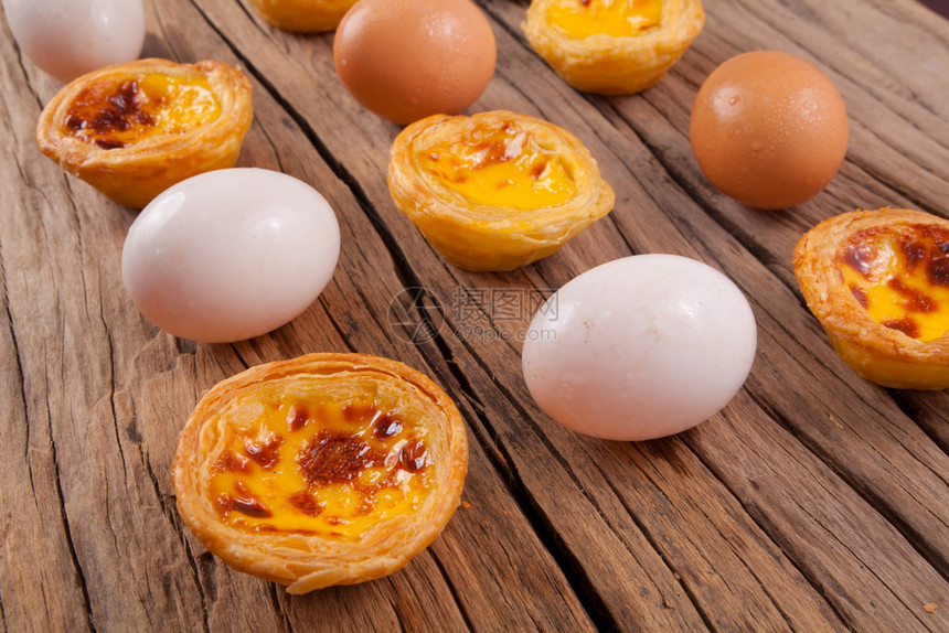木头背景上美味的葡萄牙鸡蛋薄饼圆圈黄色的传统图片