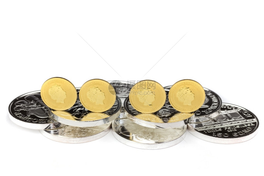 固有的四枚金币站在银上白底孤立于金属硬币图片