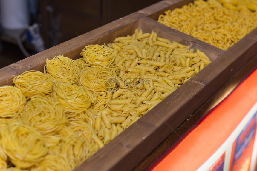 木盒意大利面品种各未煮过的意大利面木盒内的意大利面品种各未煮过的意大利面变化种类烹饪图片