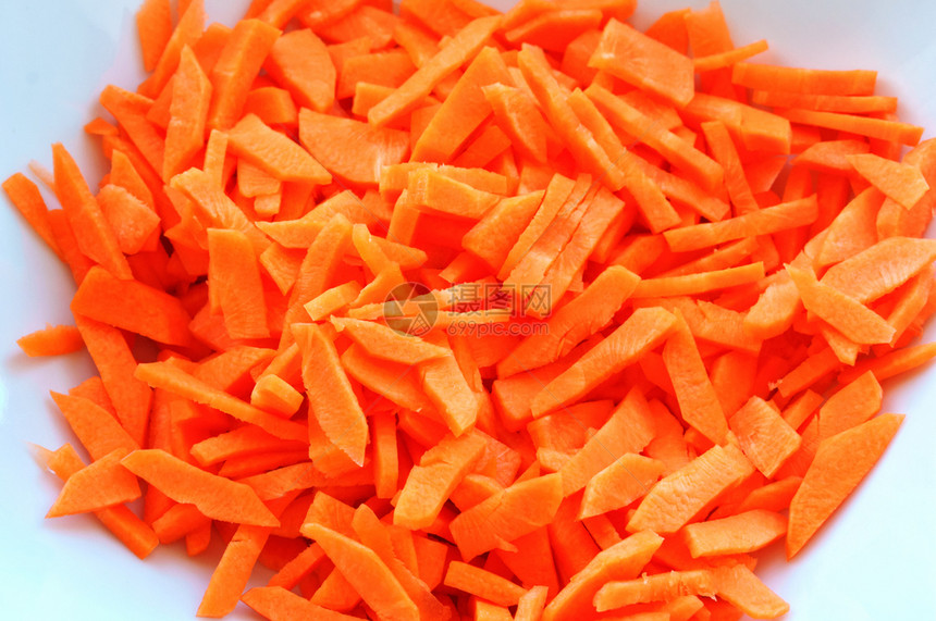 平底锅在煎里切胡萝卜用做菜在煎锅里切胡萝卜蔬菜碎的图片