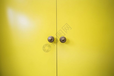 现代清洁新黄木门关闭背景纹理黄色木门旋钮目的处理图片