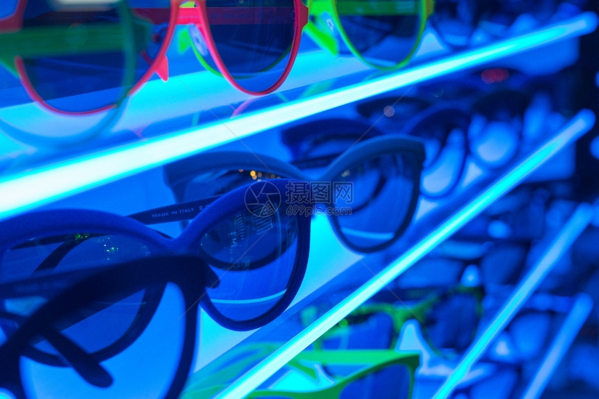 时尚的蓝尼蜂架太阳镜优雅的店铺蓝色图片