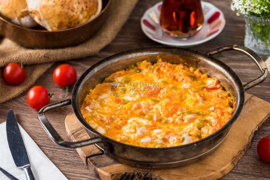 盘子制作由鸡蛋和西红柿制成的传统土耳其早餐食品健康图片
