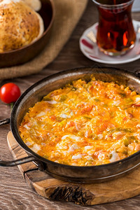 可口由鸡蛋和西红柿制成的传统土耳其早餐食品平底锅盘子图片