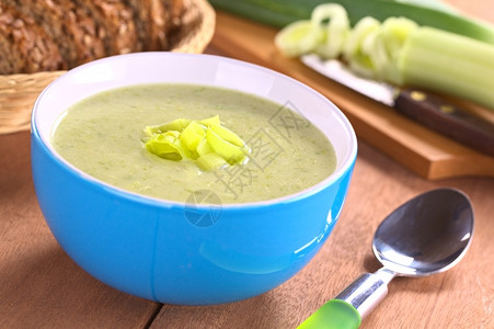 韭葱选择焦点关注汤顶端的子环注专在汤上方健康美食图片